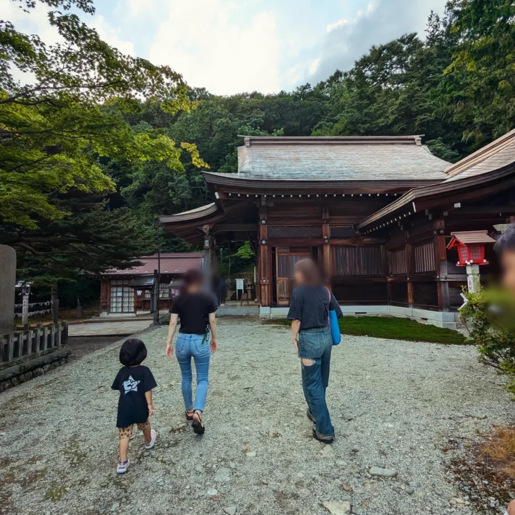 那須温泉神社の境内