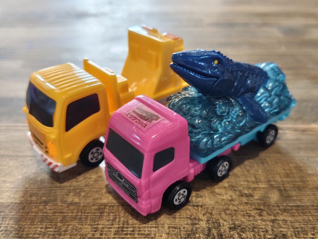 モササウルス搬送車と標識車