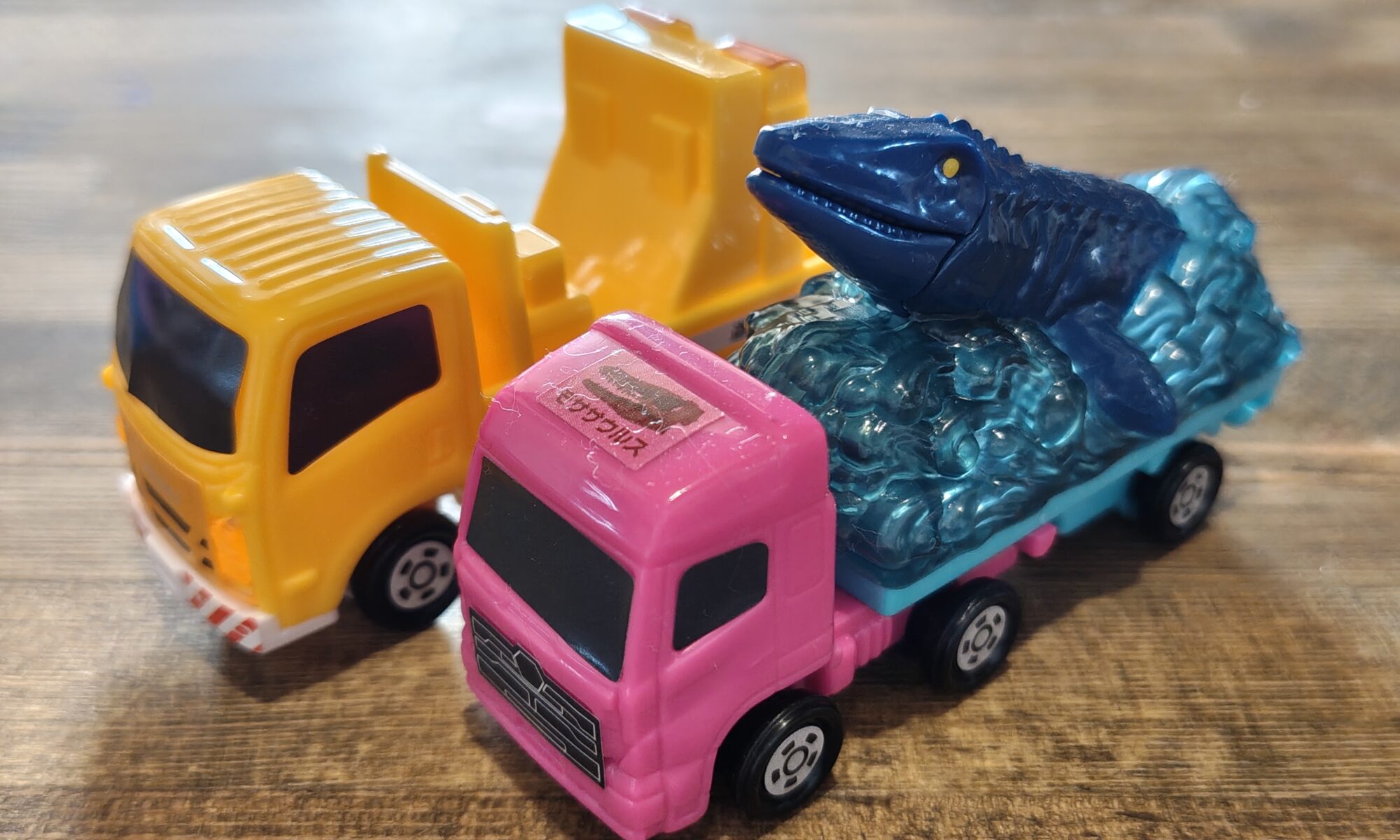 モササウルス搬送車と標識車