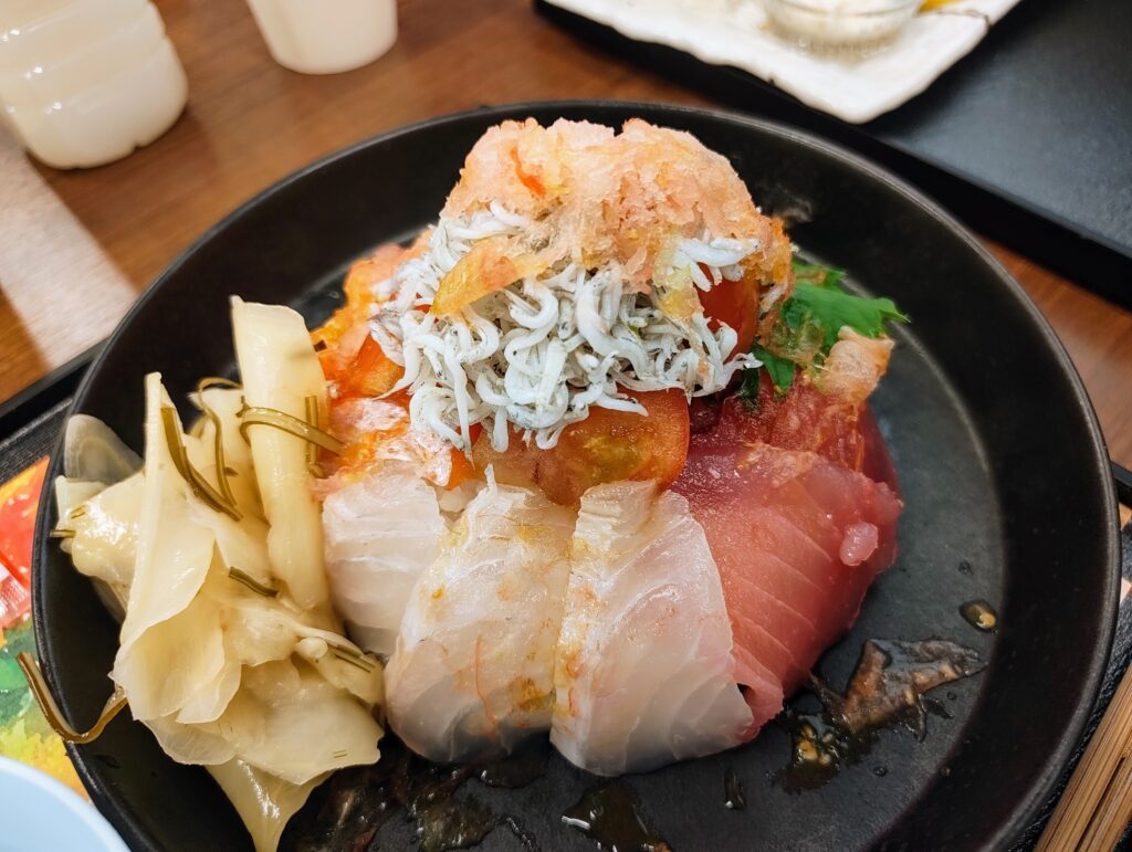 男気トマト　とま雪海鮮丼／道の駅べに花の郷おけがわ