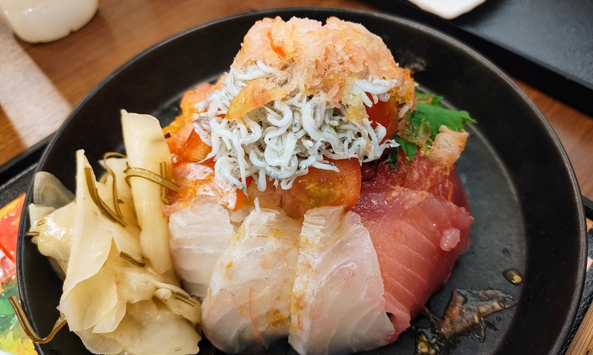 男気トマト　とま雪海鮮丼／道の駅べに花の郷おけがわ