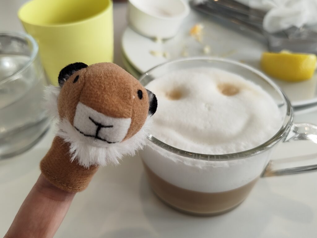 IKEAのコーヒーと指人形